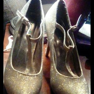 Size 9 gold heels